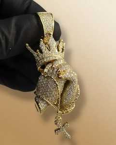 Colgante de Lujo de Oro de 18K con Corona de Moissanita y Cruz, Joyería Religiosa Cristiana con Temática de Mano de Jesús Orando para Hombre - Product Image 4