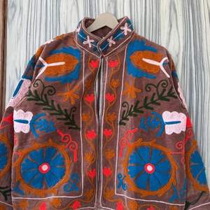 Veste d'hiver Suzani |   Manteau court en velours pour invité de mariage |   Cadeau de fête brodé à la main - Product Image 4