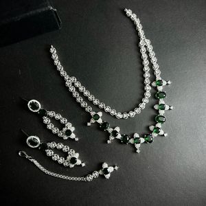 Ensemble de bijoux tendance multicolores à finition brillante avec boucles d'oreilles dorées pour les soirées et les événements, provenant d'un fournisseur indien. - Product Image 4