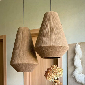 Lampe suspendue en jute tissée à la main, style bohème moderne, luminaire suspendu en corde naturelle, panier géométrique tissé pour salon - Product Image 2