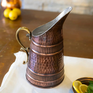 Carafe à eau en cuivre martelé artisanale, style vintage, pichet en métal au design durable pour les boissons et les fêtes - Product Image 1