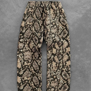Ensemble de survêtement de conception haut de gamme comprenant un sweat à capuche et un pantalon, conçu pour le confort et le style, avec un tissu doux et respirant. - Product Image 4