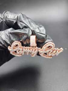 Colgante de Moissanita Redonda de Corte Brillante con Claridad VVS, Bañado en Rodio, con Letra Micro Pavé, Estilo Hiphop, Unisex - Product Image 5