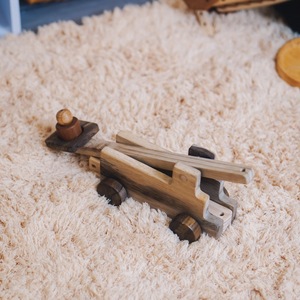 Voiture jouet en bois de qualité fantastique avec manivelle, design minimaliste pour la chambre d'enfant et le rangement - Product Image 5