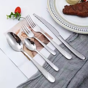 Ensemble de couverts en acier inoxydable de qualité supérieure, conçu pour des dîners élégants et une cuisine stylée - Product Image 4