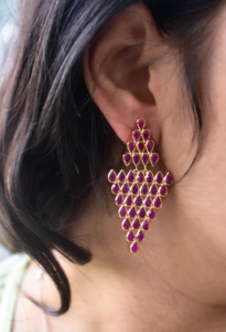 Pendientes de Oro de 18K con Rubí Natural, Diseño de Araña de Múltiples Niveles, Gema Magenta con Corte de Pera, Estilo Lágrima - Product Image 5