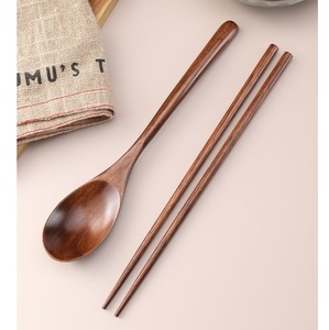 Juego de Palillos de Madera con Acabado Marrón Oscuro, Palillos Hechos a Mano de Madera de Acacia por Curio Craft - Product Image 2