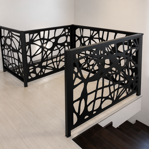 Rampe d'escalier moderne en métal noir avec découpes abstraites, garde-corps décoratif intérieur pour la sécurité des balcons et des plateformes domestiques - Product Image 1