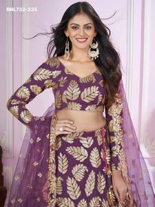 Lehenga-Choli violet en georgette à broderies de feuilles en sequins et zari, coupe trapèze, pour occasions spéciales, fabriqué à Surat - Product Image 5