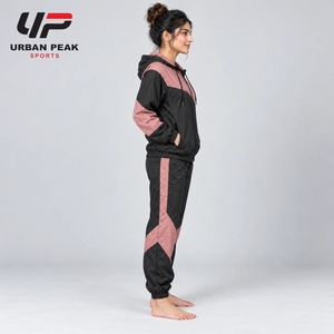 Survêtement coupe-vent élégant pour femme avec détails réfléchissants, ourlet de veste ajustable et apparence athlétique contemporaine - Product Image 2