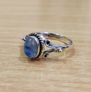 Bague en argent sterling 925 hypoallergénique avec cabochon en pierre de lune, collection de bijoux faits main par des designers, prix abordable - Product Image 2