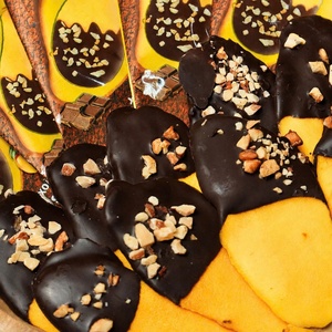 Mangues séchées tranchées naturelles de qualité supérieure avec chocolat, emballées en cadeau - Product Image 1