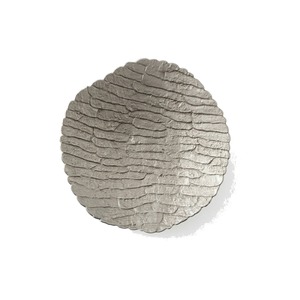 Assiette de présentation en aluminium moulé, texture écorce, ronde, décorative, or, noir, argent, faite à la main, en métal, pour décoration de table - Product Image 1