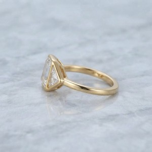 Anillo Hexagonal de Moissanita Chapado en Oro Amarillo con Corte Baguette y Engaste de Bisel, Anillo de Compromiso Minimalista, Joyería para Mujer - Product Image 5