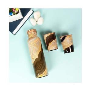Bouteille d'eau en cuivre à motif marbré avec deux tasses à boire, réutilisable, étanche, pour voyage, vaisselle ayurvédique - Product Image 1