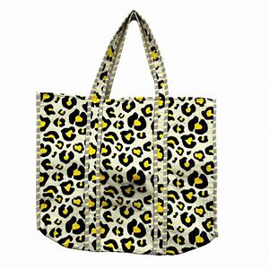 Sac fourre-tout personnalisé en toile de coton matelassé à imprimé léopard, grand format 14x16 pouces, fermeture ouverte, sac à main écologique pour femmes - Product Image 1