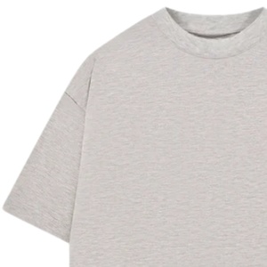 T-shirt Homme Oversize à Manches Courtes Gris avec Logo Minimaliste sur la Poitrine en Coton Col Rond Décontracté Style Urbain Streetwear Vente en Gros - Product Image 3