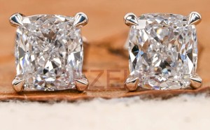 Pendientes de Diamantes Cultivados en Laboratorio en Oro Amarillo, Pendientes Huggie de Diamantes Cultivados de Forma Sostenible en Oro Blanco - Product Image 4