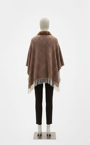 Poncho élégant pour femme avec bordure en fausse fourrure, châle tricoté polyvalent et confortable avec pompons pour superposer et ajouter du style - Product Image 3