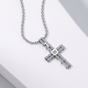 Collar de cruz religiosa de oro blanco de lujo para hombre con incrustaciones de microdiamantes intrincados y piedra central de corte brillante cultivada en laboratorio - Product Image 4