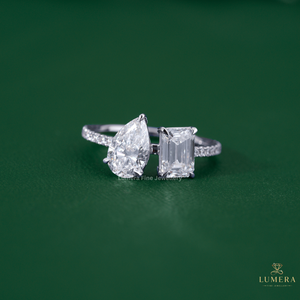Elegante Anillo de Diamantes Toi Et Moi con Esmeralda Pera, Engaste de Dos Piedras Cruzadas, Diamantes Centrales Montados con Puntas, Anillo con Banda Micro Pavé - Product Image 2
