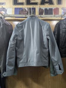 Veste en cuir véritable personnalisée de qualité supérieure, design moderne et élégant, fabrication artisanale, respirante, avec fermeture éclair, style bomber. - Product Image 2