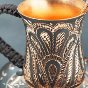 Taza de Cobre Grabada de Diseño con Acabado Negro Elegante, Perfecta para Ocasiones Especiales, Recepción de Invitados, Cenas y Regalos - Product Image 3