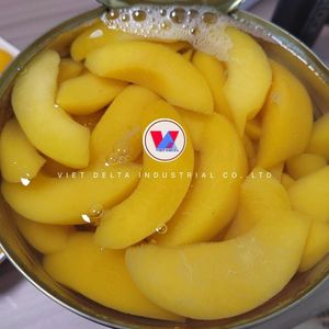 ลูกพีชสีเหลืองหั่นชิ้นในน้ำเชื่อมแบบเบา บรรจุกระป๋อง ผลิตภัณฑ์ฮาลาล ฉลากสะอาด ผลิตจากพืช พร้อมรับประทาน อุณหภูมิห้อง เก็บได้นาน 24 เดือน - Product Image 1
