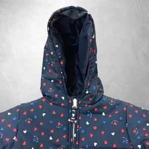 Chaqueta acolchada azul marino personalizada al por mayor para niñas con estampado de corazón, abrigo de invierno con capucha para niños pequeños con dobladillo peplum, lisa sin logo - Product Image 4