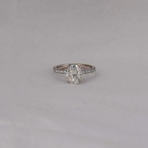 Elegante anillo de compromiso chapado en oro blanco sólido de 18 quilates clásico corte ovalado diamante creado en laboratorio con Halo oculto certificado IGI - Product Image 1