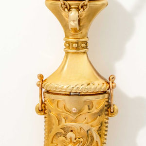 Elegante Collar con Colgante de Diamante Cultivado en Laboratorio, Corte Radiante, 2.20ct, Oro Amarillo de 14K, VVS EF, Certificado IGI, Diseño de Daga, Lujoso y Fino - Product Image 3