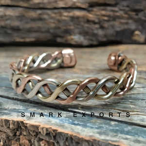 สร้อยข้อมือแม่เหล็กทองแดงทำด้วยมือดีไซน์โดดเด่นทำจากทองเหลืองกำไลข้อมือที่สวมใส่สบายเพื่อความสมดุลของพลังงานที่ช่วยบรรเทาอาการปวดสำหรับผู้ชายและผู้หญิง - Product Image 5