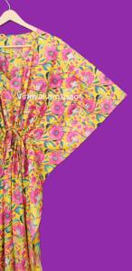 Vibrante Vestido Midi Kaftan Amarillo Ecológico 100% Algodón con Cuello Redondo y Abertura Alta en el Muslo, Estampado de Flores de Amapola Rosa/Magenta - Product Image 5