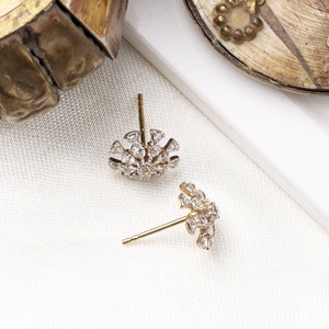 Pendientes de Oro Amarillo Sólido de 14K con Diamantes Naturales en Forma de Racimo Floral, Joyería Fina, Memoria Jewels - Product Image 3