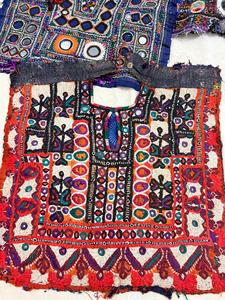 Encolure de robe indienne vintage Banjara faite à la main avec broderie miroir et patchs sur coton pour embellir les vêtements - Product Image 3