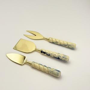 Elegante Juego de Utensilios para Queso de Acero Inoxidable con Acabado Dorado, Juego de 3 Piezas con Mangos de Resina, Cuchillos para Tabla de Charcutería, Precio Accesible - Product Image 4