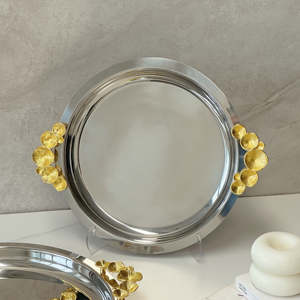 Plateau de service en métal de style indien élégant, au look distinctif, adapté aux intérieurs chics et aux environnements hôteliers - Product Image 1