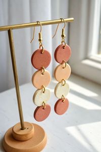 Boucles d'oreilles classiques en résine à clipser pour femmes - Tendance, élégantes, décontractées et idéales pour les soirées - Product Image 2