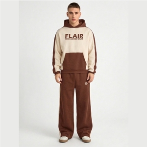 Conjunto Deportivo Minimalista en Tonos Tierra con Logotipo Personalizado para Hombre, Sudadera con Paneles en Contraste Marrón Crema y Pantalones Anchos de Felpa de Algodón Grueso - Product Image 1