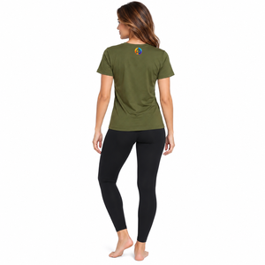 Los detalles modernos le dan a la camiseta de mujer un aspecto fresco con tela suave, movimiento cómodo y un acabado impecable para ocasiones casuales diarias. - Product Image 4