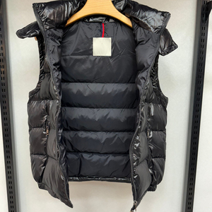 Gilet matelassé noir brillant personnalisé pour homme, chaud, à capuche, sans manches, entièrement zippé, doudoune d'extérieur, vente en gros - Product Image 4
