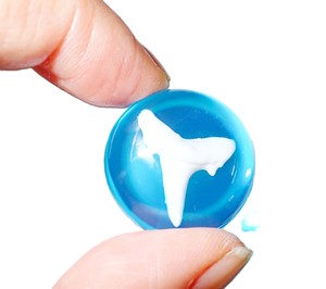 Dientes de Tiburón Artificiales Modernos de Plástico Cabujón, Redondos de 25x25 mm con Base Plana Azul Transparente para Manualidades y Joyería - Product Image 6