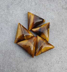 พลอยไทเกอร์อายทรงสามเหลี่ยมแบบคาโบชอง คุณภาพดี ขนาดมาตรฐาน สำหรับทำเครื่องประดับ - Product Image 6