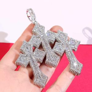 Colgante de Cruz con Piedras de Moissanita VVS Redondas y Baguette, Plata 925 con Baño de Rodio, Amuleto Religioso Unisex - Product Image 1