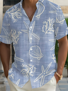 Chemise à manches courtes pour hommes sur le thème de l'océan, à motifs floraux, avec des imprimés d'étoiles de mer, de coquillages et de coraux. Cette chemise ample à col est... - Product Image 3