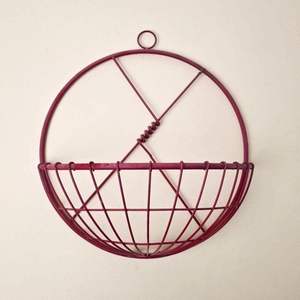 Panier mural en métal fait main, conçu pour la décoration rustique de style ferme et le rangement mural - Product Image 1