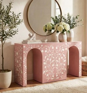 Table console rose à incrustations florales, design arqué, mobilier d'entrée moderne et luxueux, tables d'appoint artisanales sur mesure pour couloir - Product Image 1