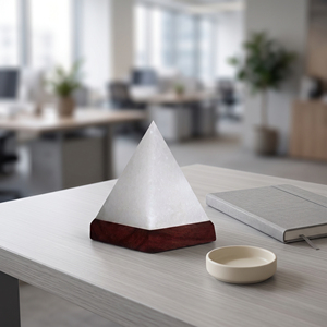 Lampe de sel de l'Himalaya blanche, style cristal naturel, pour la décoration de la chambre et du bureau, avec une forme unique et un intérieur élégant - Product Image 1