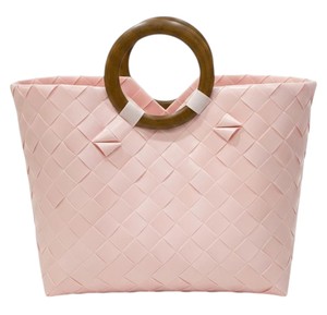 Sac à main chic en plastique tressé avec poignée en bois ronde de qualité supérieure et sac fait main rose décontracté pour femmes - Product Image 1