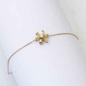 Bracelet flocon de neige péridot, chaîne délicate, bijoux d'hiver, argent sterling 925, plaqué or 14 carats, cadeau pour elle - Product Image 2